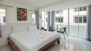 Deluxe king room with balcony | Desk, WiFi (free), bed sheets - Hangover Inn (Patong)