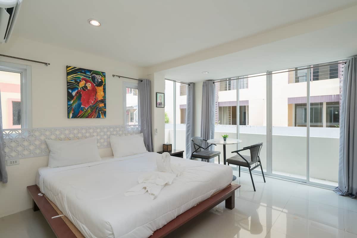 Deluxe king room with balcony | Desk, free WiFi, bed sheets
