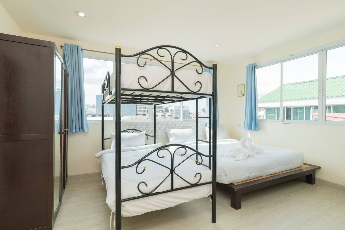 Deluxe Quadruple Room | Desk, free WiFi, bed sheets