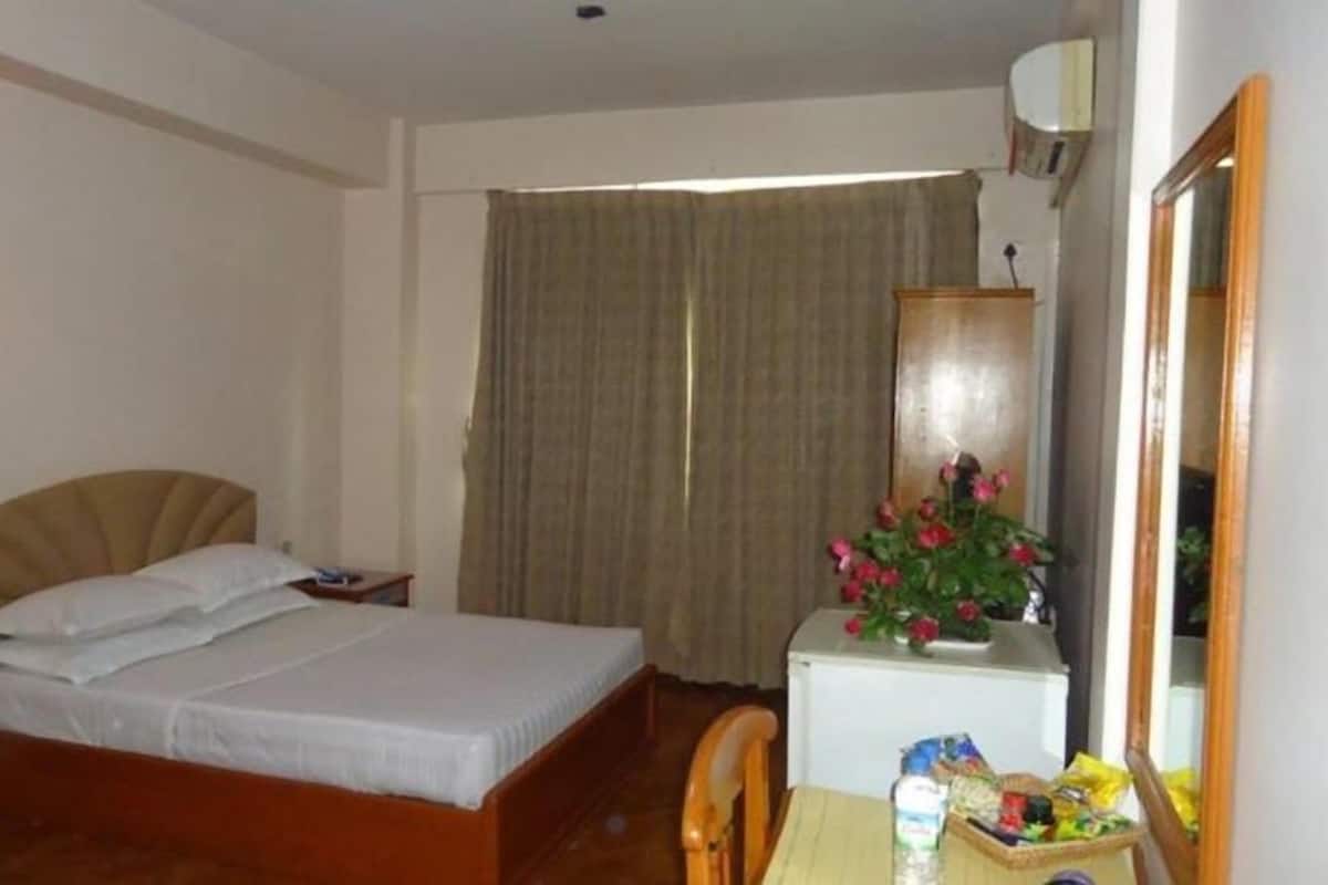 Standard Room | Bar mini, peti besi dalam bilik, meja, katil lipat simpan/tambahan