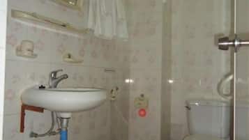 Regadera, amenidades de baño gratuitas, secadora de cabello, pantuflas