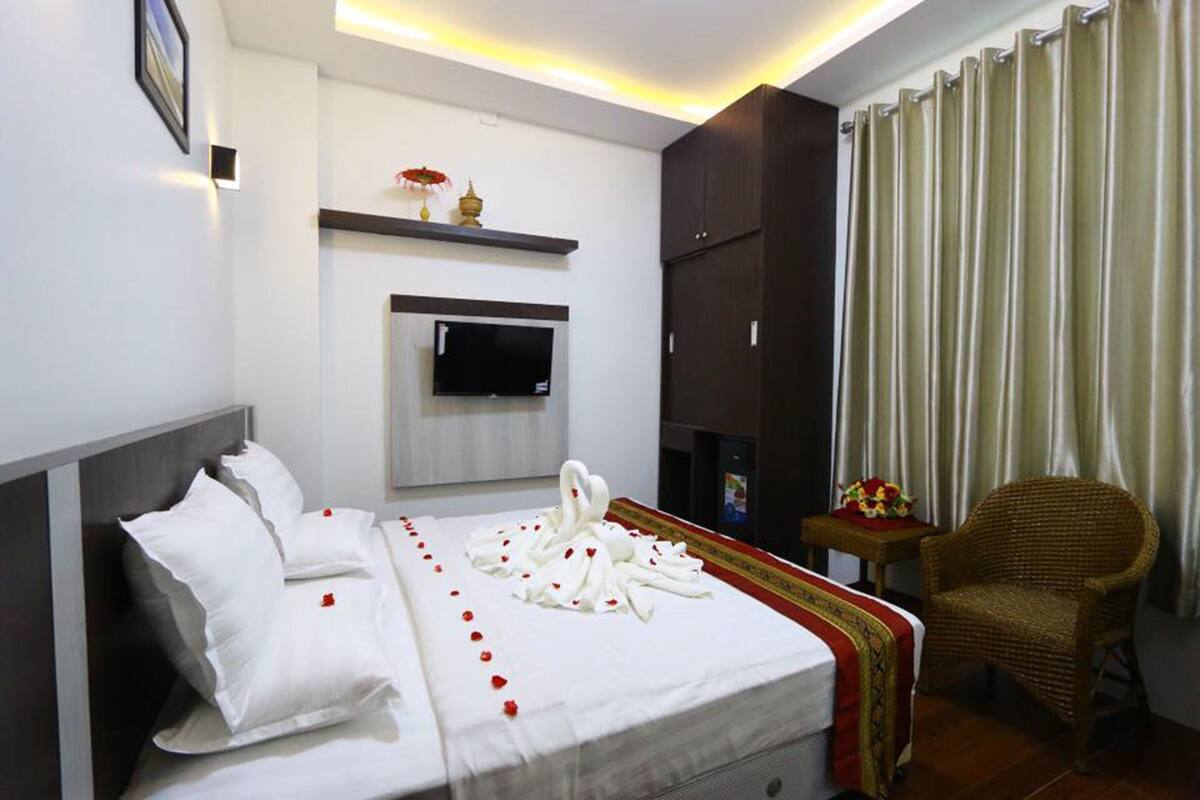 Minibar, desk, WiFi (free)
