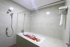 Deep soaking bathtub