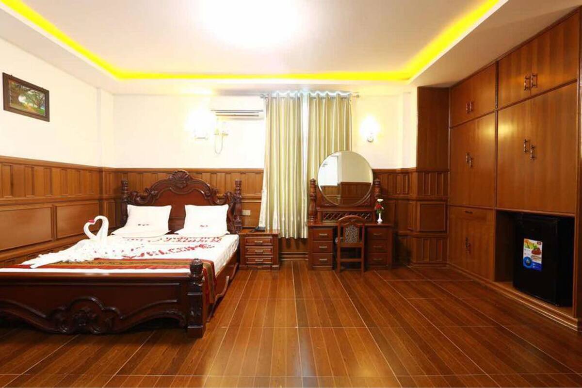 Minibar, desk, WiFi (free)