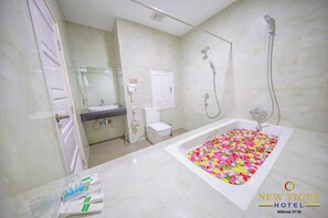 Combined shower/bathtub, free toiletries, hair dryer, towels - New Tiger Hotel (Mandalay)