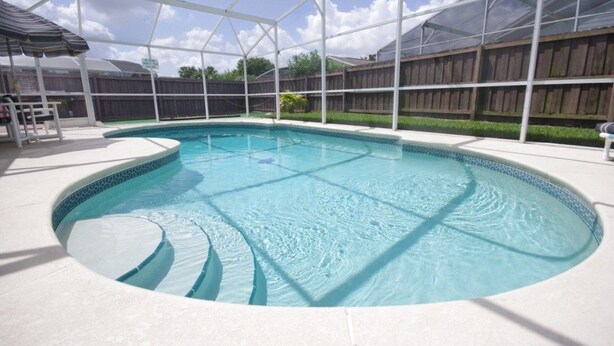 A swimming pool with a white deck and a covered area with a bench. - Ly53793 - Indian Ridge - 3 Bed 2 Baths Villa (Kissimmee)