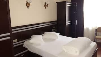 1 bilik tidur, bar mini, peti besi dalam bilik, meja
