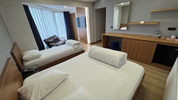 Family Room | Minibar, in-room safe, desk, blackout drapes