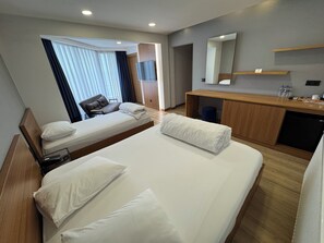 Family Room | Minibar, in-room safe, desk, blackout drapes