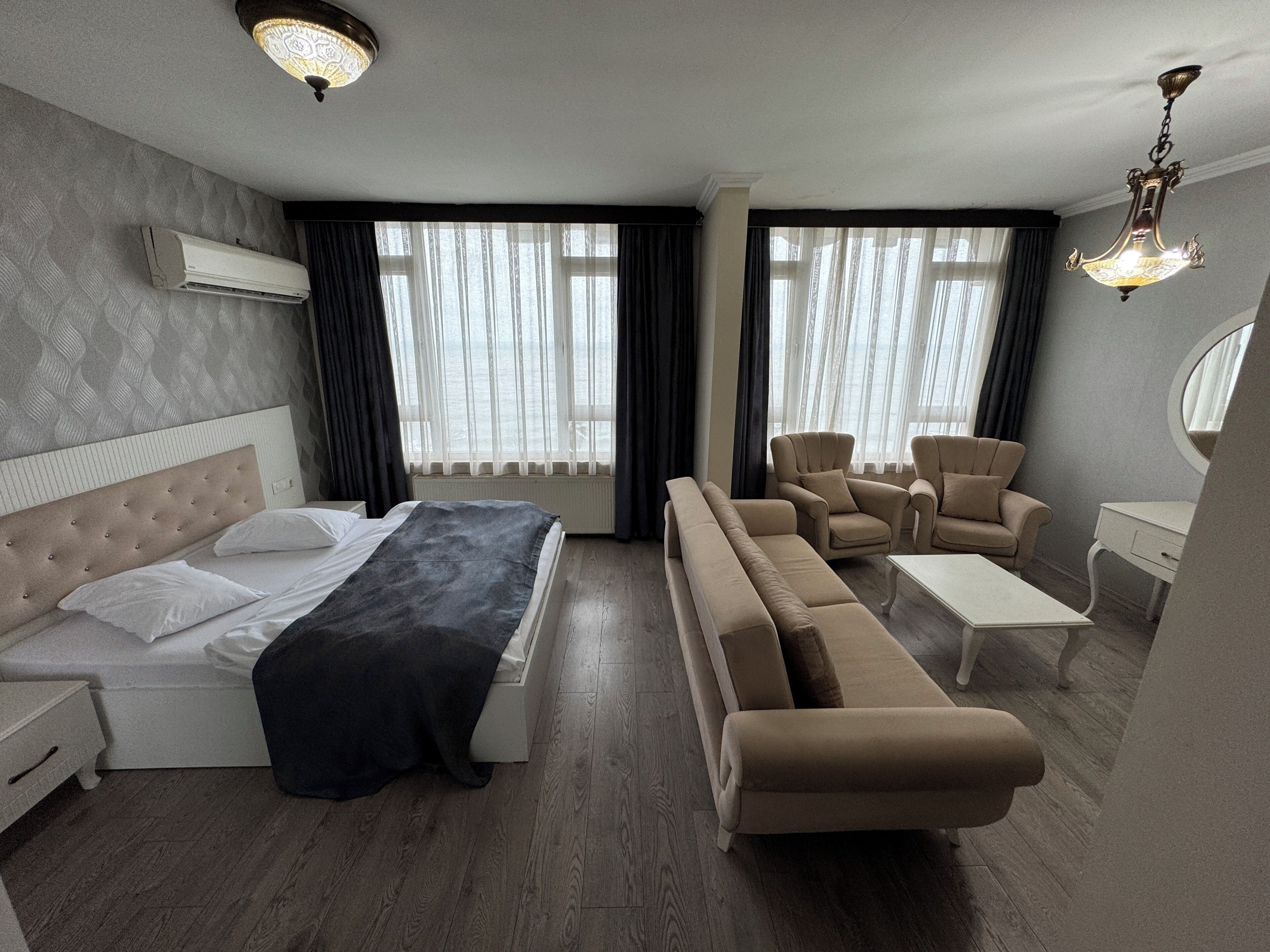 Luxury Studio Suite, 1 Double Bed with Sofa bed | Minibar, desk, laptop workspace, blackout curtains