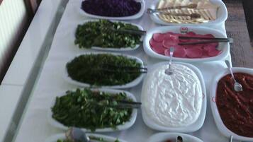 Une table de buffet proposant divers plats.
