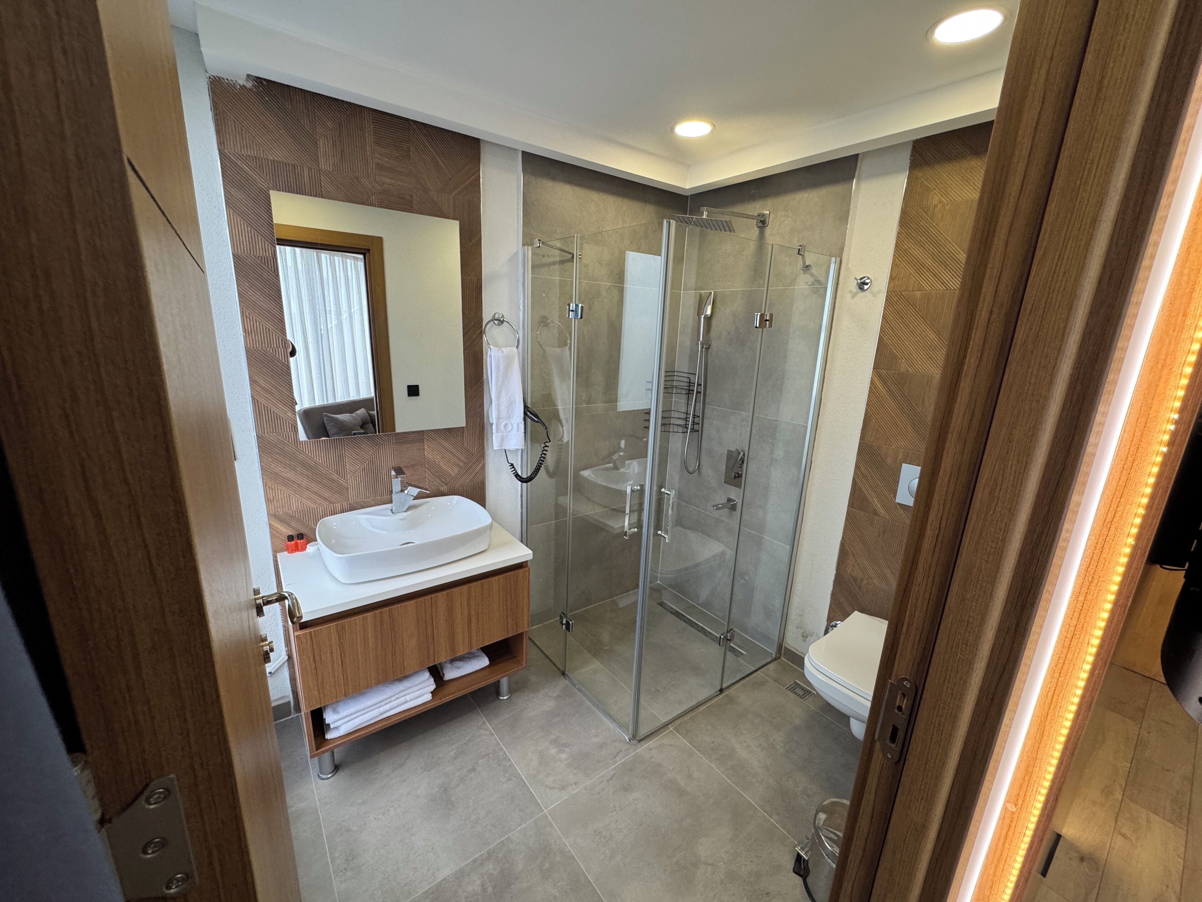 Habitació familiar | Bany | Combinació de dutxa i banyera i banyera d'hidromassatge 
