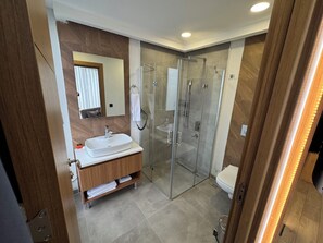 Family Room | Bathroom | Combined shower/tub, jetted tub, hydromassage showerhead