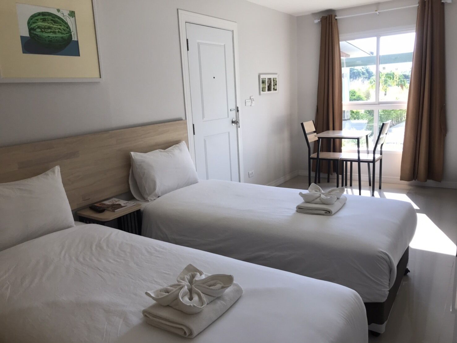 Minibar, desk, laptop workspace, free WiFi