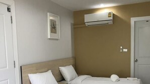 ميني بار ومكتب ومساحة عمل للكمبيوتر المحمول وواي فاي مجانًا