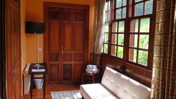 Caixa forta a l'habitació, decoració individual i mobiliari individual