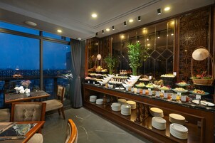 Daily buffet breakfast (VND 250000 per person)