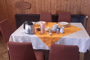 Tägliches kontinentales Frühstück (15 EUR pro Person)