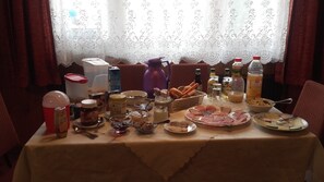 Petit déjeuner continental servi tous les jours en supplément