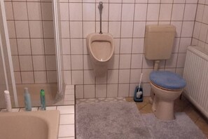 Zweibettzimmer | Badezimmer | Dusche, Haartrockner, Handtücher, Seife