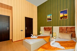 スタンダード ダブルまたはツインルーム | デスク、アイロン / アイロン台、可動式ベッド、WiFi (無料)