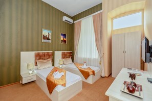 スタンダード ダブルまたはツインルーム | デスク、アイロン / アイロン台、可動式ベッド、WiFi (無料)