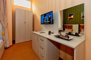 Standaard kamer, 1 twee- of 2 eenpersoonsbedden | Een bureau, een strijkplank/strijkijzer, extra bedden (toeslag)