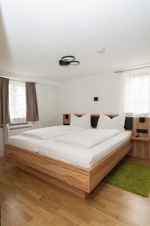 Deluxe Room | Blackout drapes, free WiFi, bed sheets - Hotel Garni BURG WALDENSTEIN (Rudersberg)
