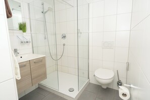 Ducha, secador de pelo y toallas