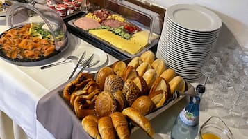 Free daily buffet breakfast
