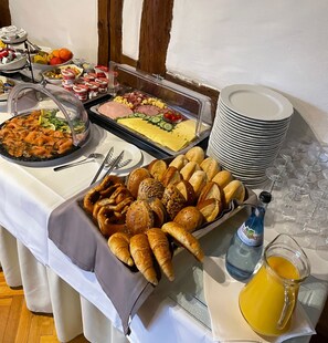 Free daily buffet breakfast - Hotel Garni BURG WALDENSTEIN (Rudersberg)