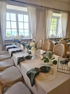A dining area with tables set for a meal, chairs, and a view of the outdoors. - Hotel Garni BURG WALDENSTEIN (Rudersberg)