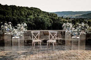 Two chairs with a view of a forested hillside. - Hotel Garni BURG WALDENSTEIN (Rudersberg)