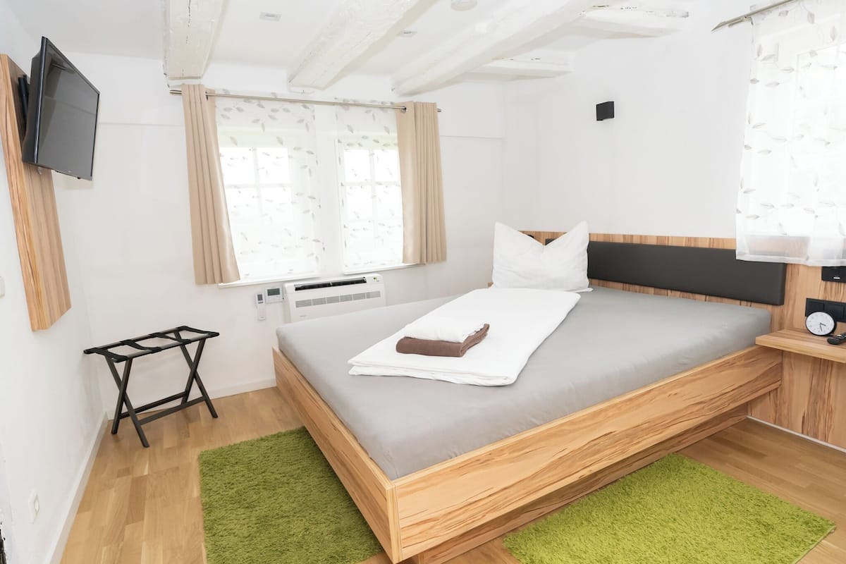 deluxe room | blackout curtains, free wifi, bed sheets