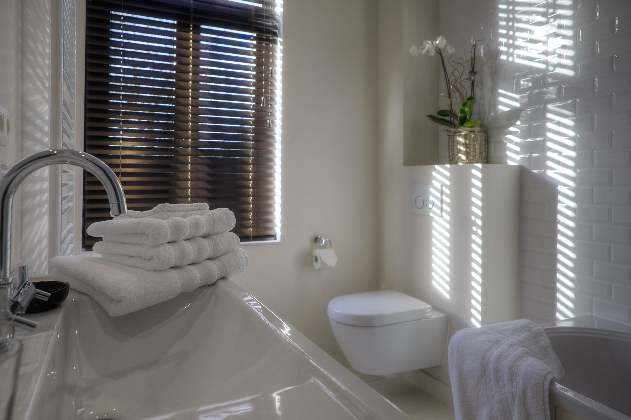 Separate tub and shower, towels