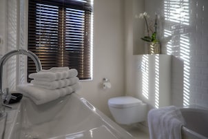 Bañera y ducha independientes, toallas
