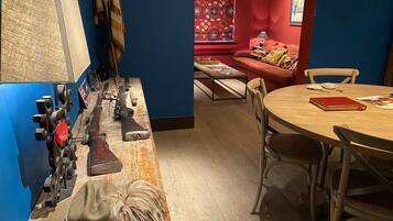 Deluxe huis, 4 slaapkamers, uitzicht op de stad (Churchill’s Apartment) | Woonruimte | Flatscreentelevisie