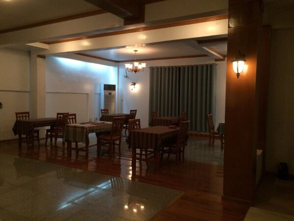 Phục vụ bữa sáng, bữa trưa, bữa tối, món ăn Myanmar