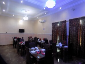 Breakfast, lunch, dinner served; local and international cuisine  - Moongate Hotel and Suites (Abeokuta)