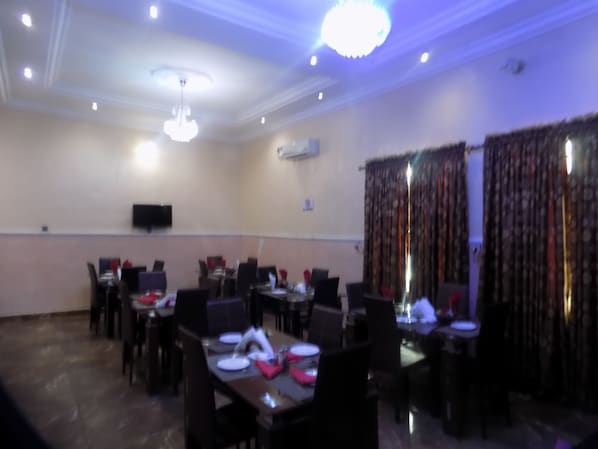 Breakfast, lunch, dinner served; local and international cuisine