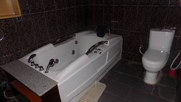 Executive Suite | Bathroom