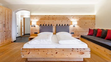 Classic Double or Twin Room | 1 bedroom, in-room safe, desk, blackout curtains