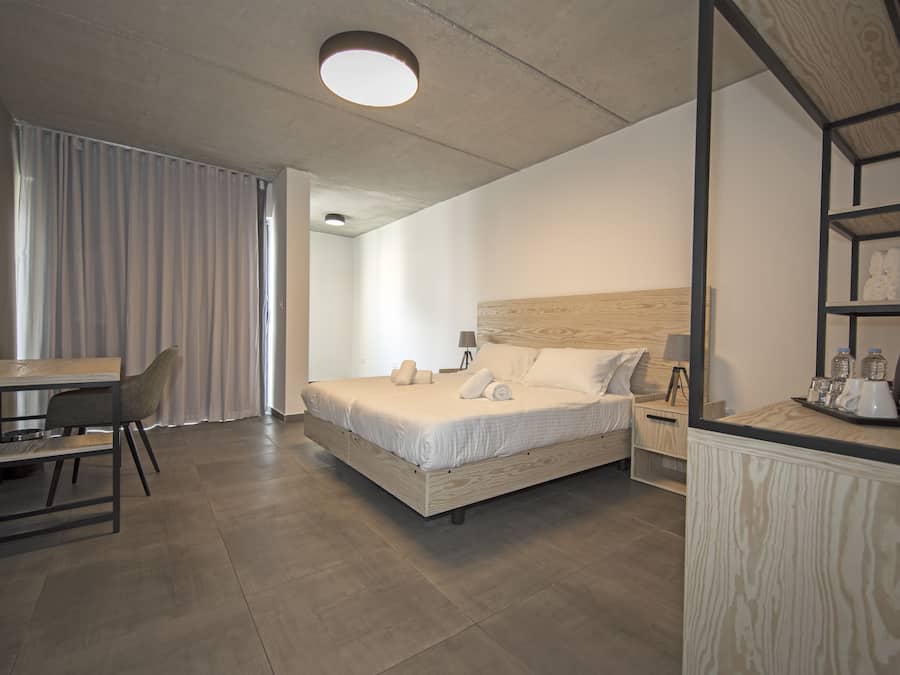 Minibar, caja de seguridad en la habitación y escritorio