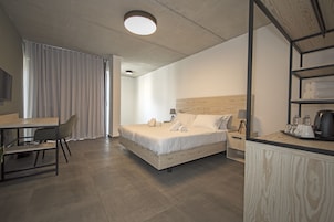 Deluxe Double or Twin Room | Minibar, in-room safe, desk, blackout drapes