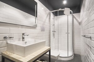 Shower, rainfall showerhead, free toiletries, hair dryer