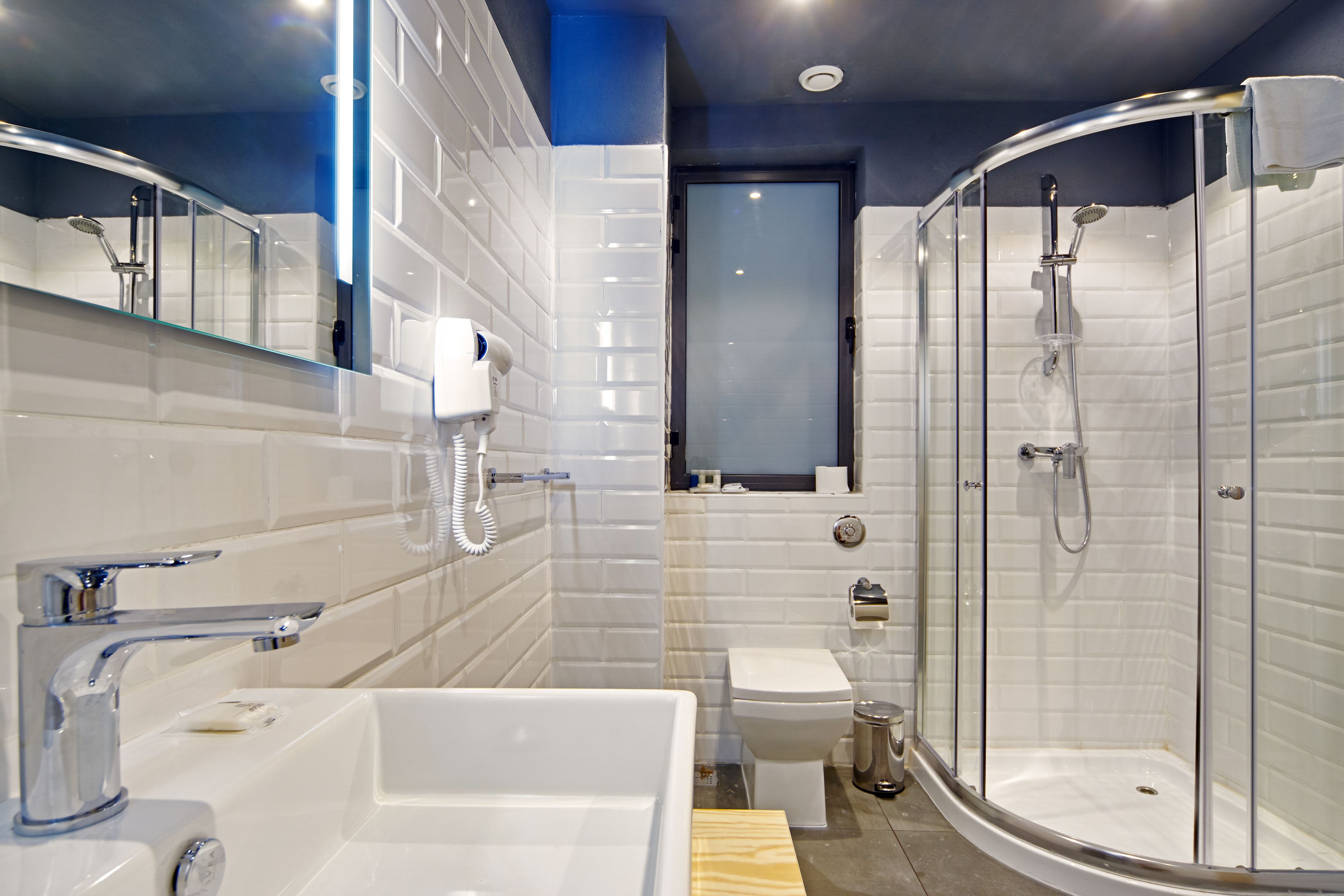 shower, rainfall showerhead, free toiletries, hair dryer