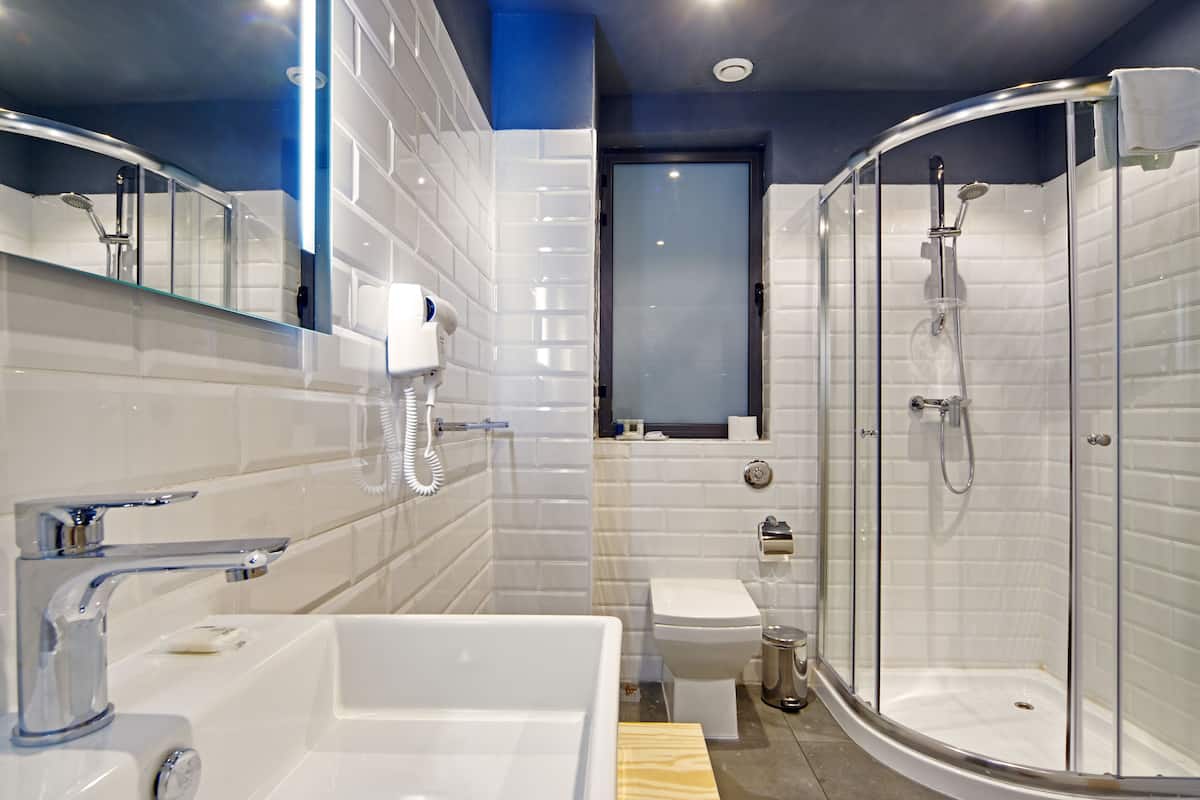 shower, rainfall showerhead, free toiletries, hair dryer