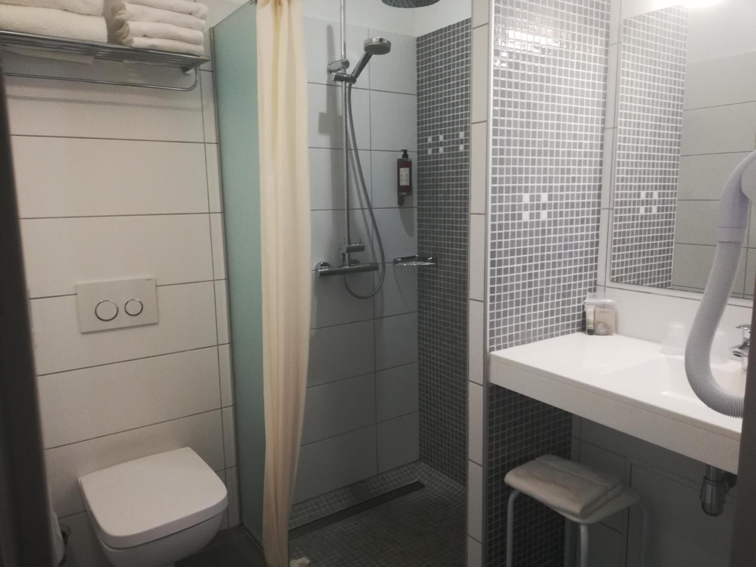 double room | bathroom | shower, free toiletries, hair dryer, towels