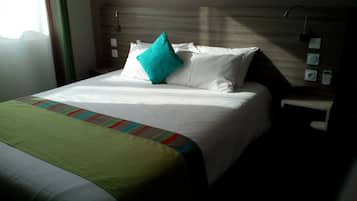 Chambre Double | Minibar, coffres-forts dans les chambres, bureau, rideaux occultants