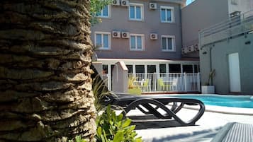 Piscine extérieure, chaises longues